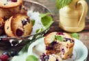 Petits gâteaux à la mélisse, framboises et myrtilles
