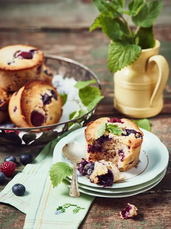 Petits gâteaux à la mélisse, framboises et myrtilles