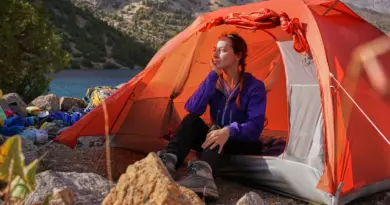 Piqué par une puce alors qu’il campe près d’un lac, il attrape la peste