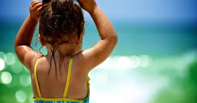 Plébiscité par les parents, le bikini pour les petites filles n’est pas un choix si anodin