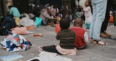Plusieurs centaines d'enfants dorment à la rue avant la rentrée scolaire dans cette région, malgré les appels au 115