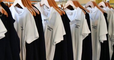 Pour le célèbre sociologue Jean-Claude Kaufmann, l’uniforme est un allié sous-estimé des écoliers (et des parents) - Le Temps