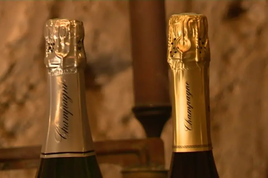 Pour les bouteilles de champagne, la coiffe ne sera plus obligatoire : "Le but était d'avoir cette liberté"