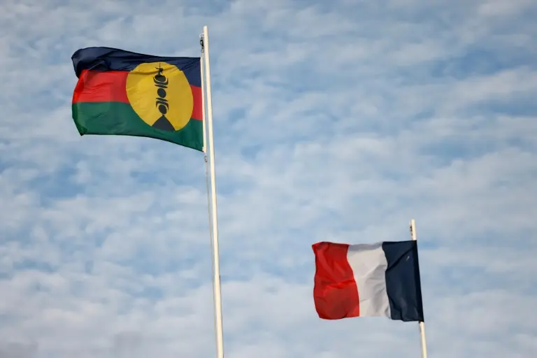Pour sauver l’accord sur l'avenir de la Nouvelle-Calédonie, Valls annonce s'y rendre