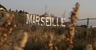 "Pourquoi des randonneurs dérangeraient des trafiquants de drogue ?" : entre mer et nature, du tourisme dans les quartiers nord de Marseille