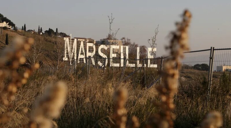 "Pourquoi des randonneurs dérangeraient des trafiquants de drogue ?" : entre mer et nature, du tourisme dans les quartiers nord de Marseille