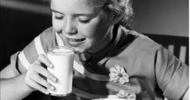 Jeune fille prenant son petit-déjeuner