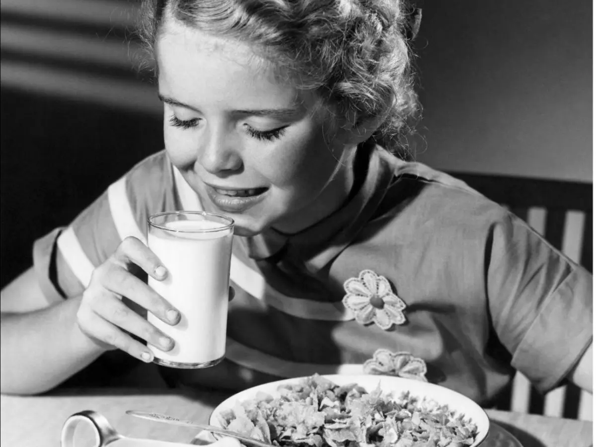 Jeune fille prenant son petit-déjeuner