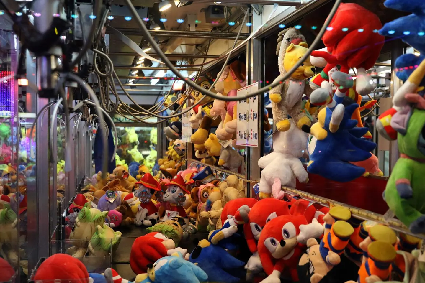 Pourquoi les attrape-peluches de fête foraine nous rendent aussi gagas