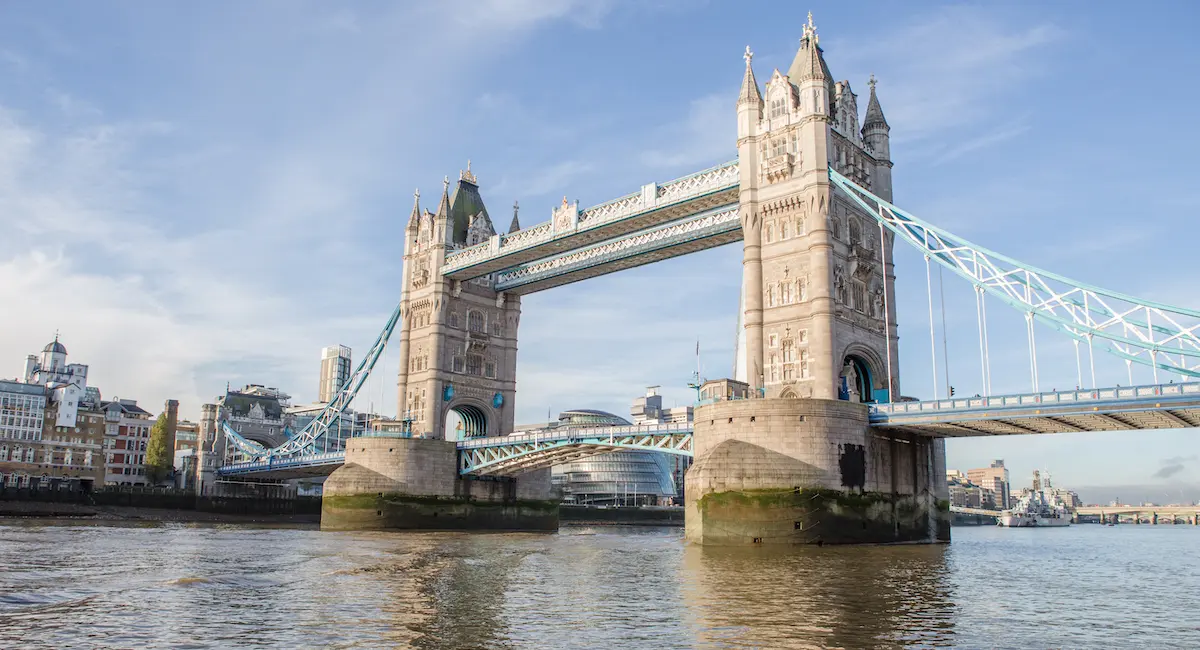 Pourquoi y a-t-il deux tours sur le Tower Bridge ?