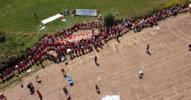 Près de 600 personnes créent une chaîne humaine