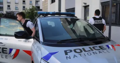 Près de Lyon : un homme agresse son frère et son père, les policiers interviennent difficilement