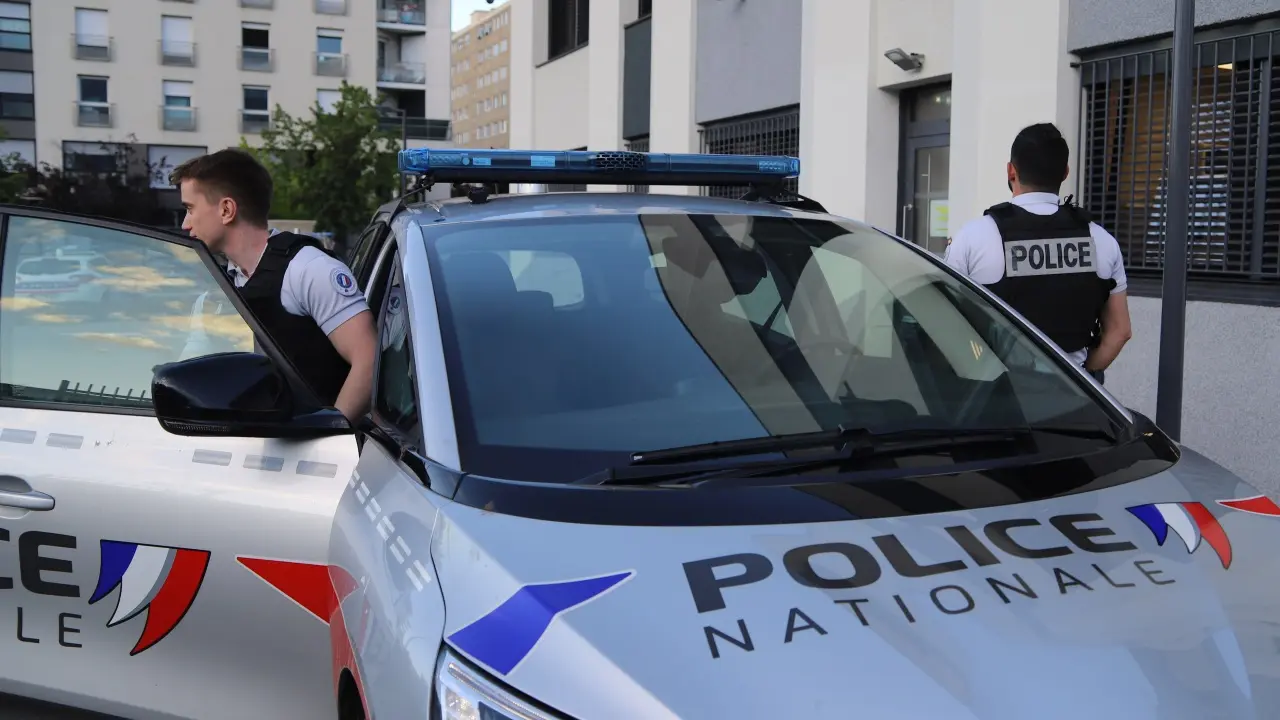 Près de Lyon : un homme agresse son frère et son père, les policiers interviennent difficilement