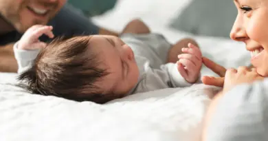 Jeunes parents avec leur bébé