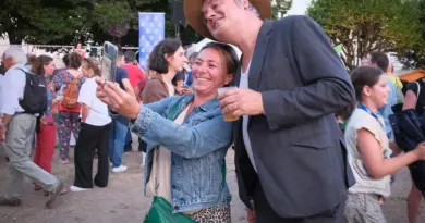 Quand Peter Doherty promeut la poutine : un rocker « solaire » à Transe Atlantique à Saintes