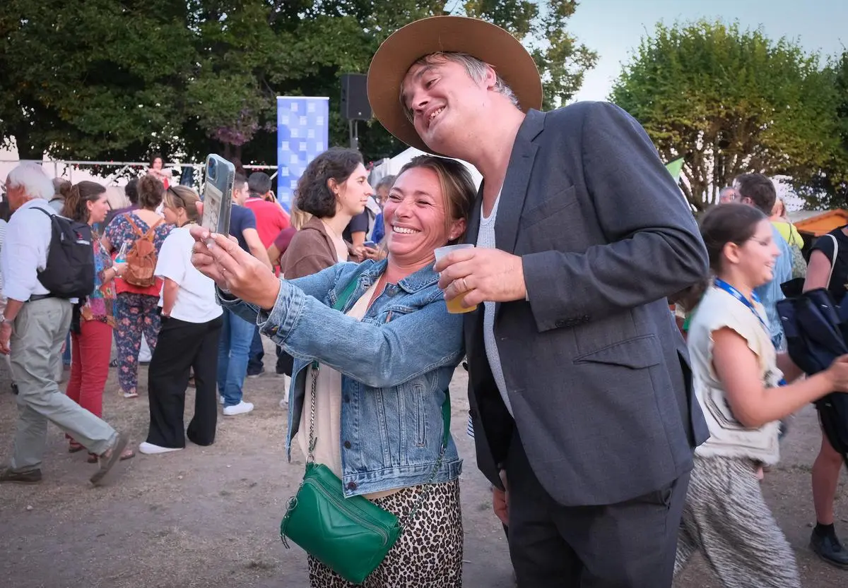 Quand Peter Doherty promeut la poutine : un rocker « solaire » à Transe Atlantique à Saintes