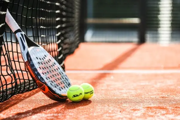 Quelle est la raquette padel idéale pour un débutant ? - Metro-Sports