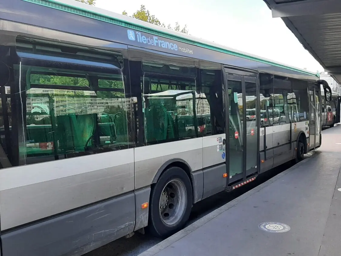 RATP. Un adolescent grièvement blessé après avoir été percuté par un bus à Paris, une enquête ouverte