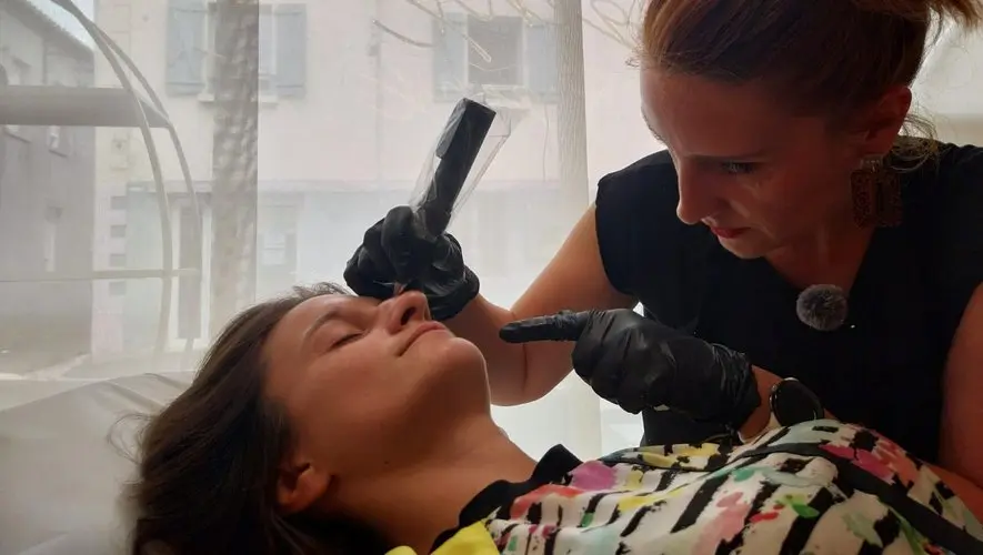 RENCONTRE. "Apporter des solutions douces aux personnes complexées" : Elodie, la coiffeuse qui fait repousser les cheveux