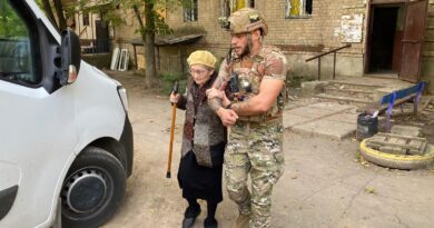 REPORTAGE. "Si vous savez des prières, récitez-les" : sur le front du Donbass en Ukraine, une unité de police chargée d'évacuer les civils