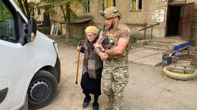 REPORTAGE. "Si vous savez des prières, récitez-les" : sur le front du Donbass en Ukraine, une unité de police chargée d'évacuer les civils