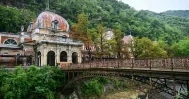 Ravagée par la corruption, une cité thermale fantôme reprend vie en Roumanie