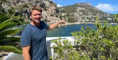 Rendu célèbre avec le tube Lady Melody dans les années 90, le surfer chanteur Tom Frager s’apprête à sortir un 5e album et s’engage pour la protection des océans