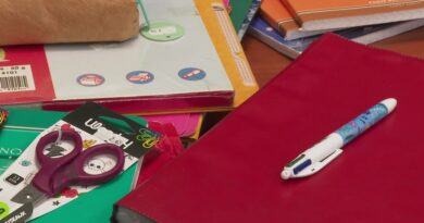 Rentrée des classes. "Le nombre de familles augmente sans arrêt" : cahiers, trousses, stylos... le Secours populaire offre du matériel scolaire
