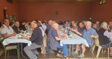 Repas communal. Presqu'autant de convives que d'habitants dans ce petit village de l'Eure