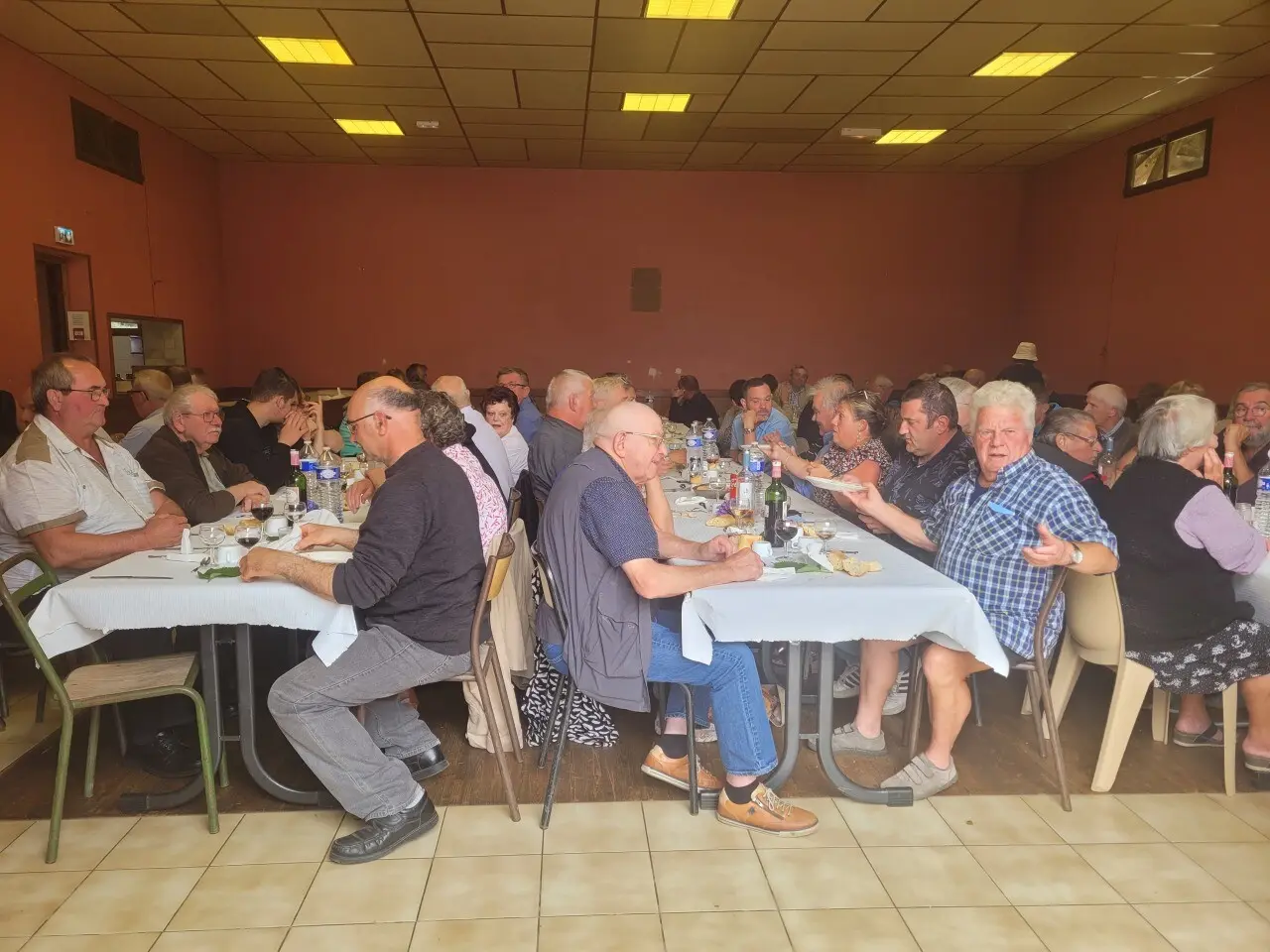 Repas communal. Presqu'autant de convives que d'habitants dans ce petit village de l'Eure
