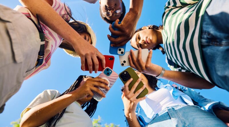 Réseaux sociaux : 67 % des ados favorables à une interdiction avant 15 ans