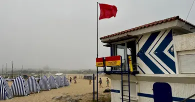Royan : une brume estivale envahit le ciel et les postes de secours hissent le drapeau rouge