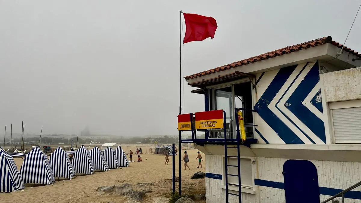 Royan : une brume estivale envahit le ciel et les postes de secours hissent le drapeau rouge