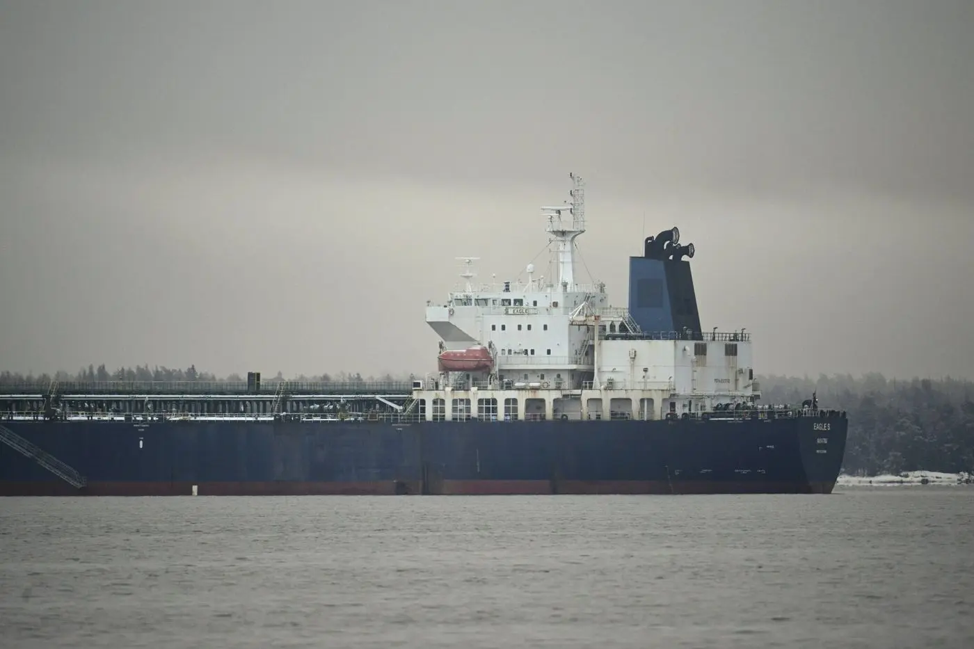 Sabotage de câbles en mer Baltique : la Finlande inculpe trois marins d’un navire