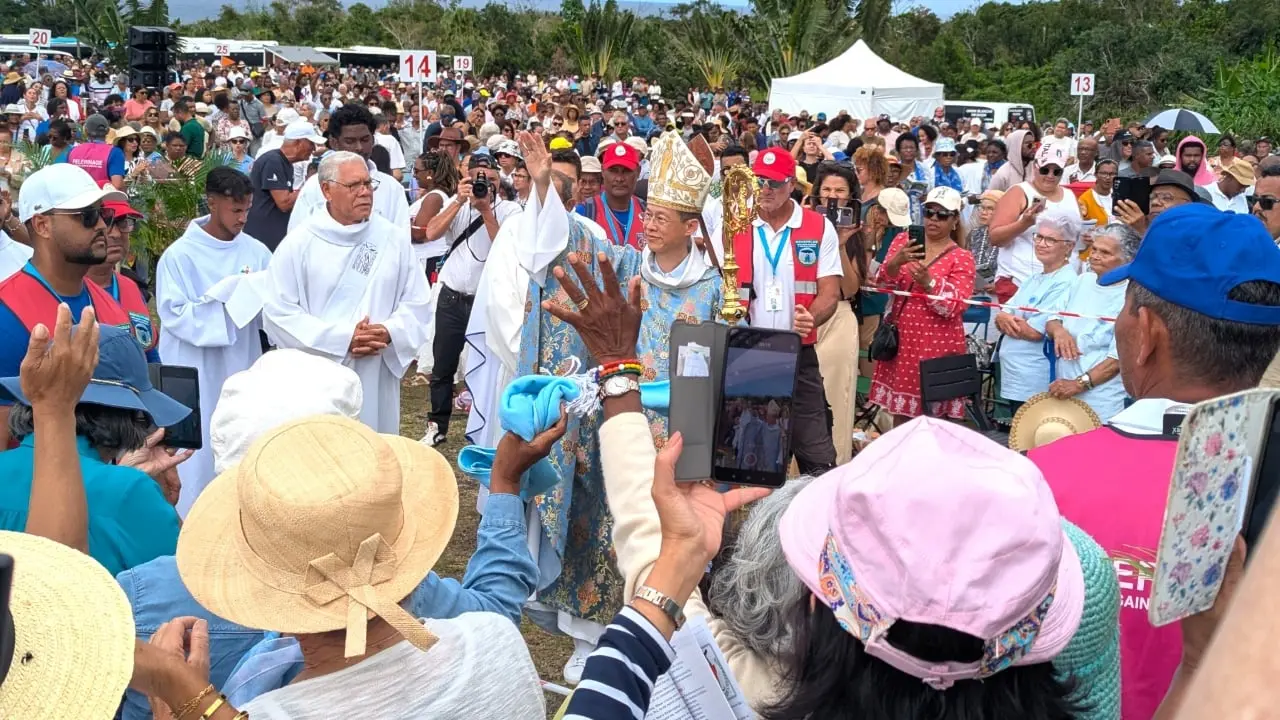 Sainte-Rose : 10 000 fidèles ont prié la Vierge au Parasol