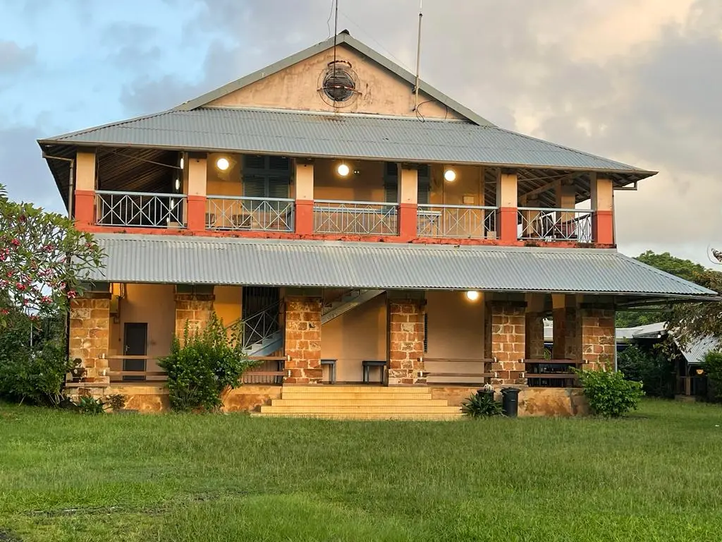 Sans eau, l'Auberge des Îles du Salut forcée de fermer