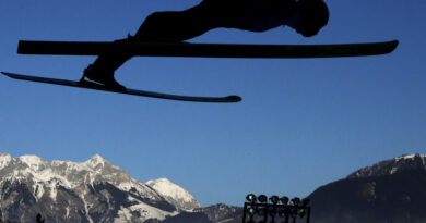 Saut à ski  | De nombreux athlètes disqualifiés en raison de leur combinaison