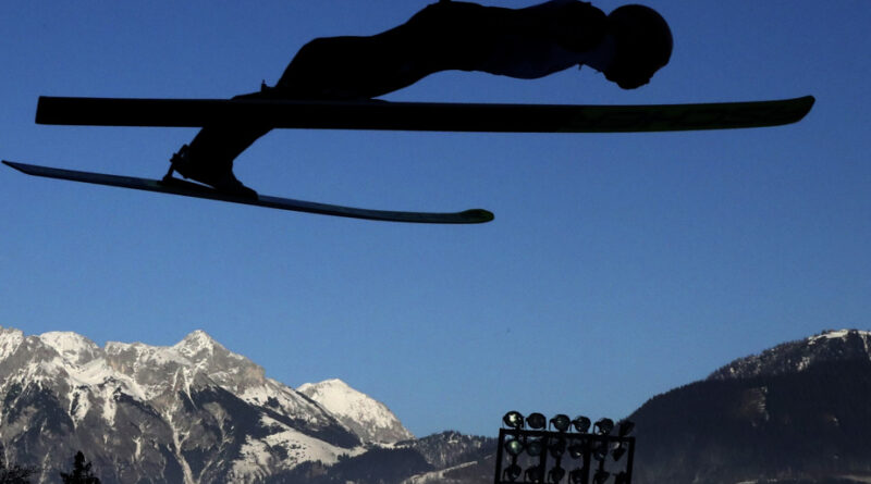 Saut à ski  | De nombreux athlètes disqualifiés en raison de leur combinaison