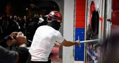 Serbie: une deuxième nuit de manifestations violentes et des dizaines de blessés à travers le pays