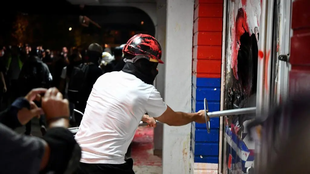 Serbie: une deuxième nuit de manifestations violentes et des dizaines de blessés à travers le pays