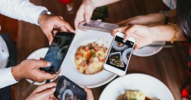 «Si vous me mettez cinq étoiles, le menu est pour moi» : ces commerçants qui flirtent avec la