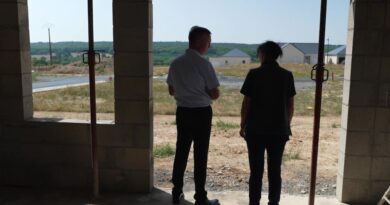 "S'ils ne peuvent pas se loger, ils ne vont pas pouvoir nous rejoindre", une entreprise fait construire tout un lotissement pour ses salariés
