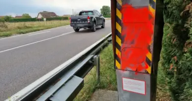 Simard. À peine nettoyé, le radar fixe est de nouveau recouvert de peinture