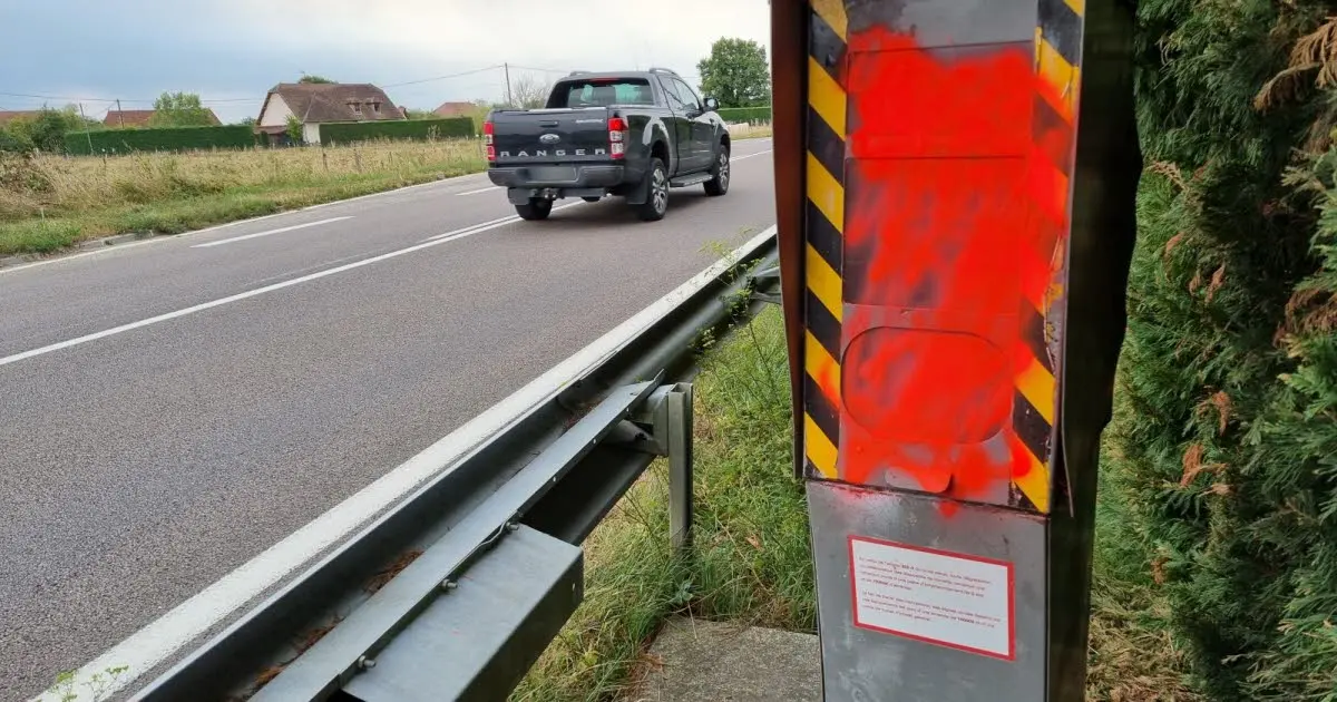 Simard. À peine nettoyé, le radar fixe est de nouveau recouvert de peinture