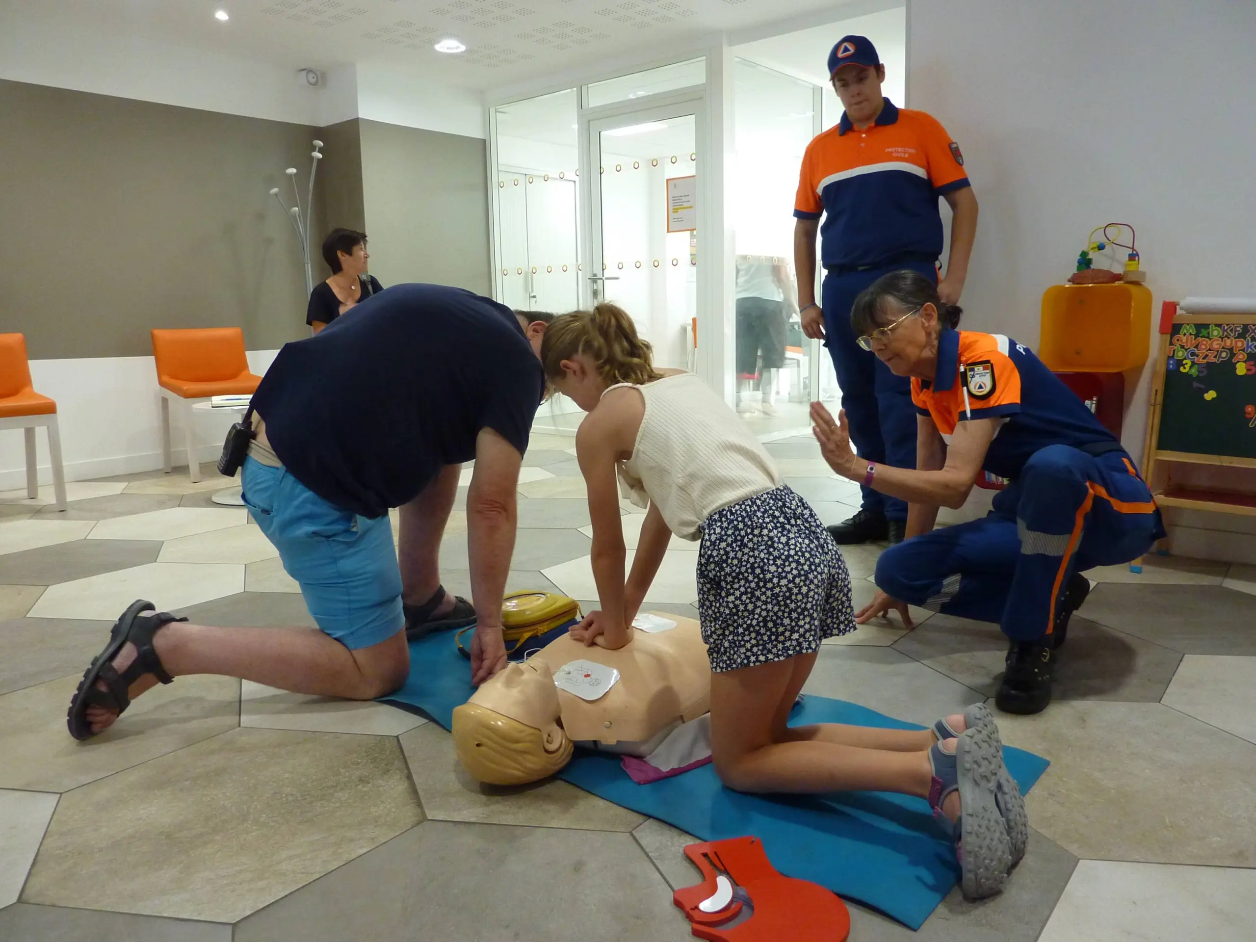 "Simplement avec ses mains, on peut sauver des vies": la Protection civile propose des ateliers d’initiation aux gestes de premiers secours à Nice