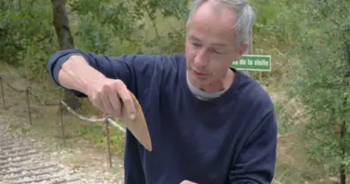 Solutré-Pouilly. L’art de la taille de silex : un savoir-faire préhistorique transmis lors d’un atelier au Grand site de France
