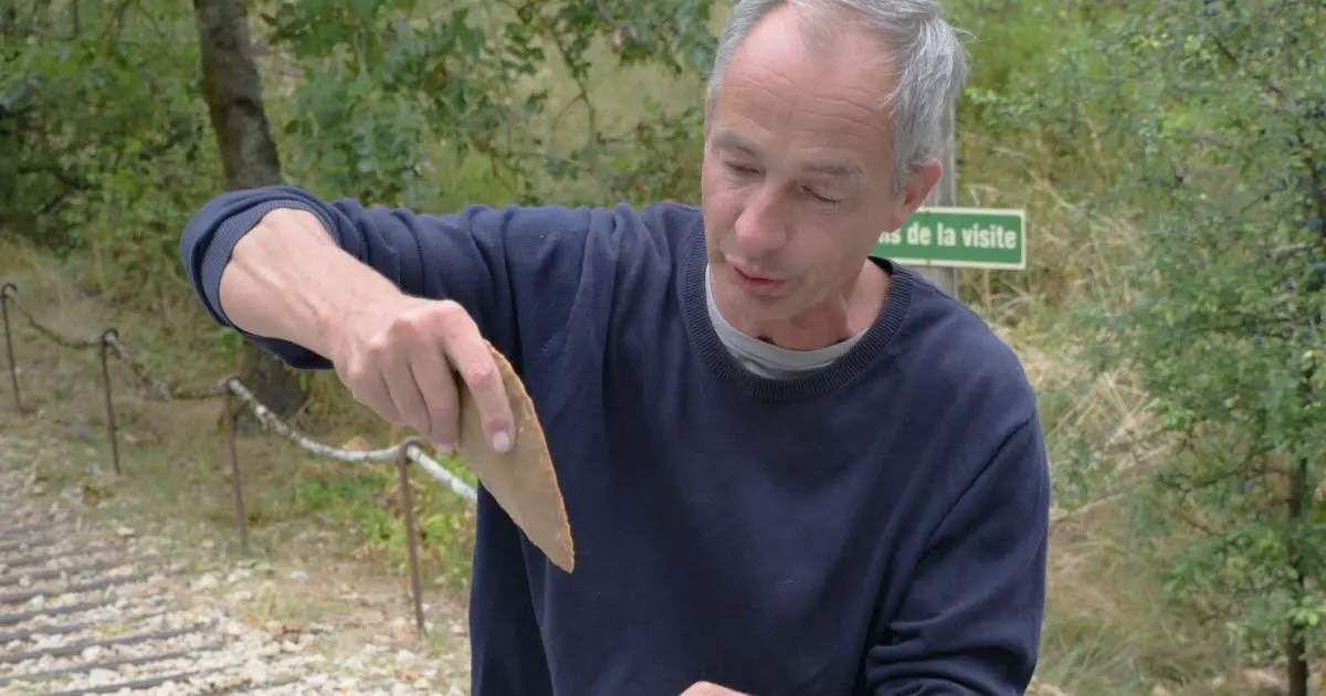 Solutré-Pouilly. L’art de la taille de silex : un savoir-faire préhistorique transmis lors d’un atelier au Grand site de France