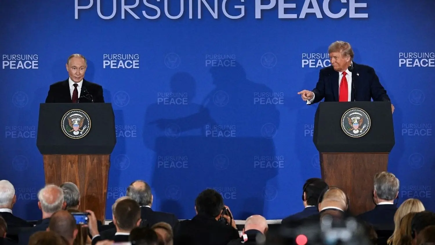 Sommet sur l'Ukraine : Donald Trump et Vladimir Poutine évoquent des "progrès" sans faire d'annonces après leur rencontre en Alaska