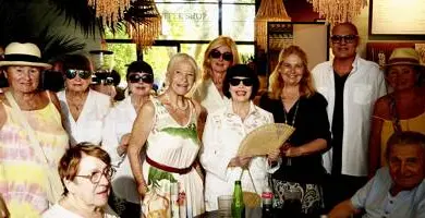 Son lien avec Brigitte Bardot, son avis sur le nouveau pape, la politique... Les confidences de Mireille Mathieu à Saint-Tropez