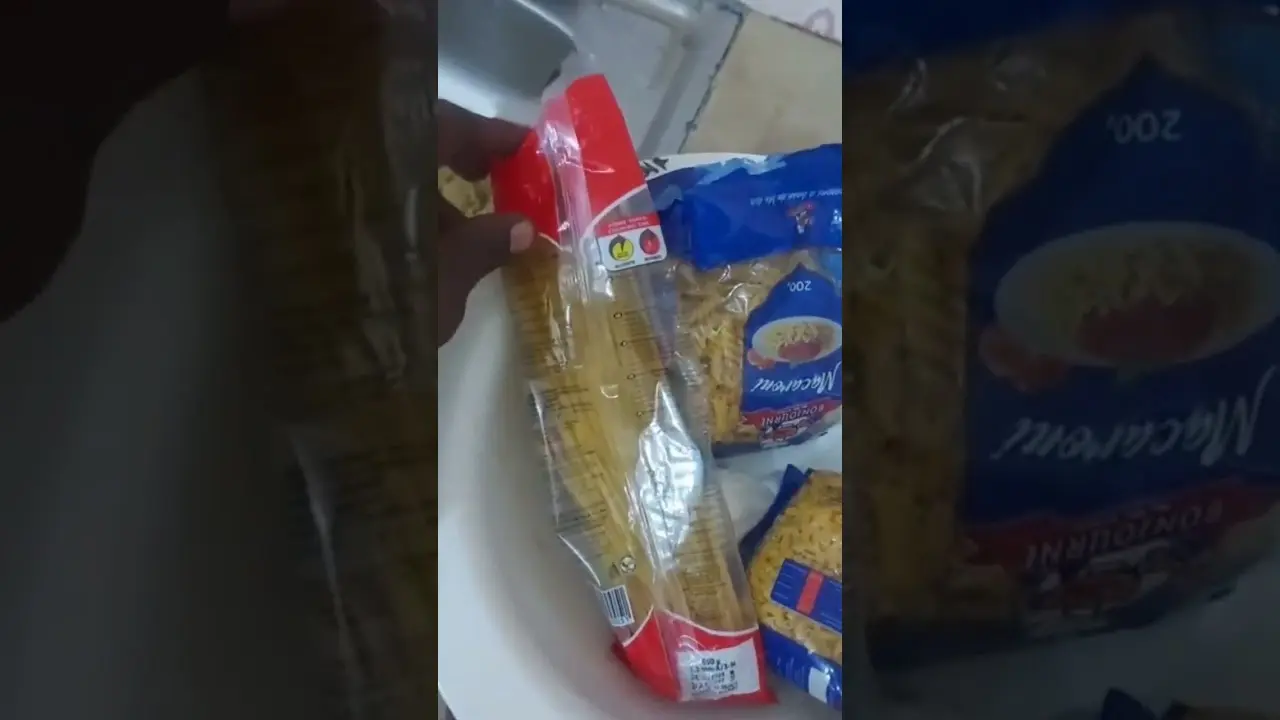 Spaghetti blanc maison avec œuf frit et sauce aux tomates découpées